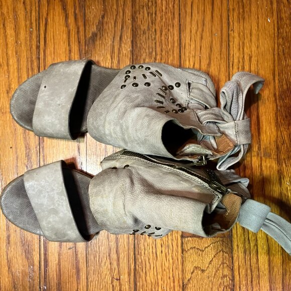 Free People A.S. 98 Gray Leather Low Heeled Sandals w Rivets Zippers & Bows - Picture 6 of 8